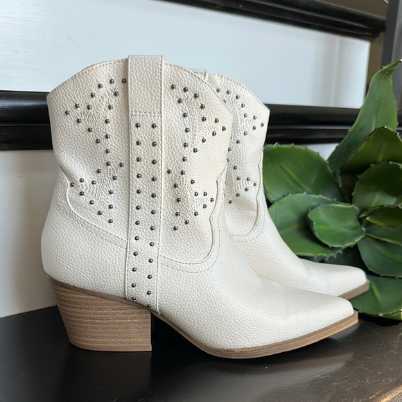 White Western Cowgirl Boots, Genuine Leather Look, Studded, Size 7 – Like New - Picture 2 of 8